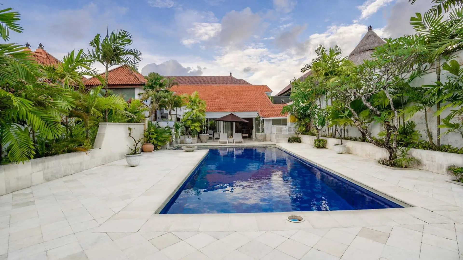 Very Spacious 4 Bedroom Villa Seminyak Near Beach