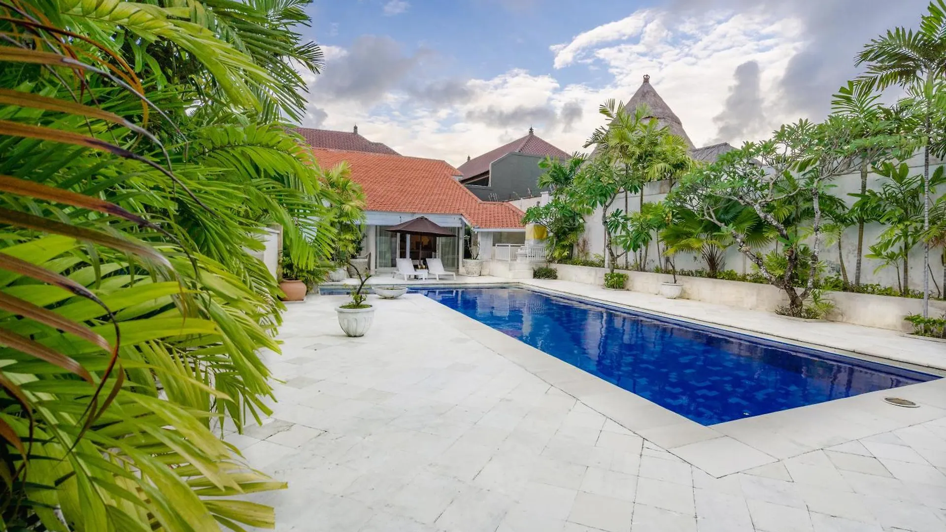 Very Spacious 4 Bedroom Villa Seminyak Near Beach Indonesia